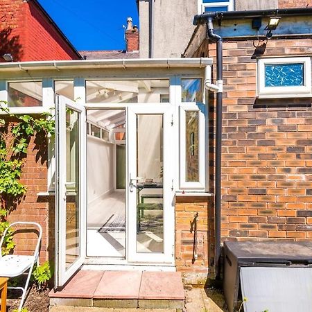 Large 4 Bedroom Home With Free Parking Near Mediacityuk Manchester Kültér fotó