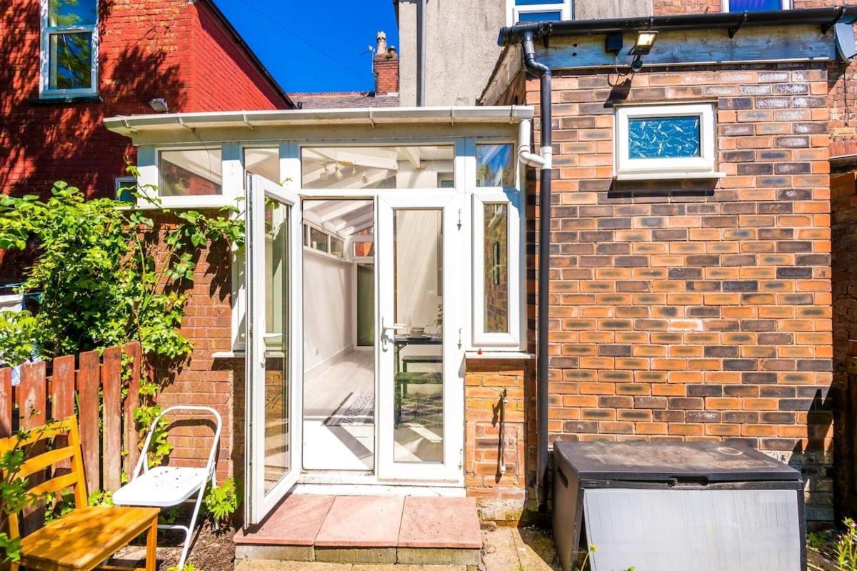 Large 4 Bedroom Home With Free Parking Near Mediacityuk Manchester Kültér fotó