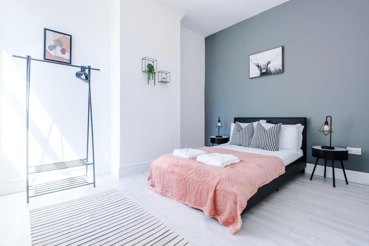 Large 4 Bedroom Home With Free Parking Near Mediacityuk Manchester Kültér fotó