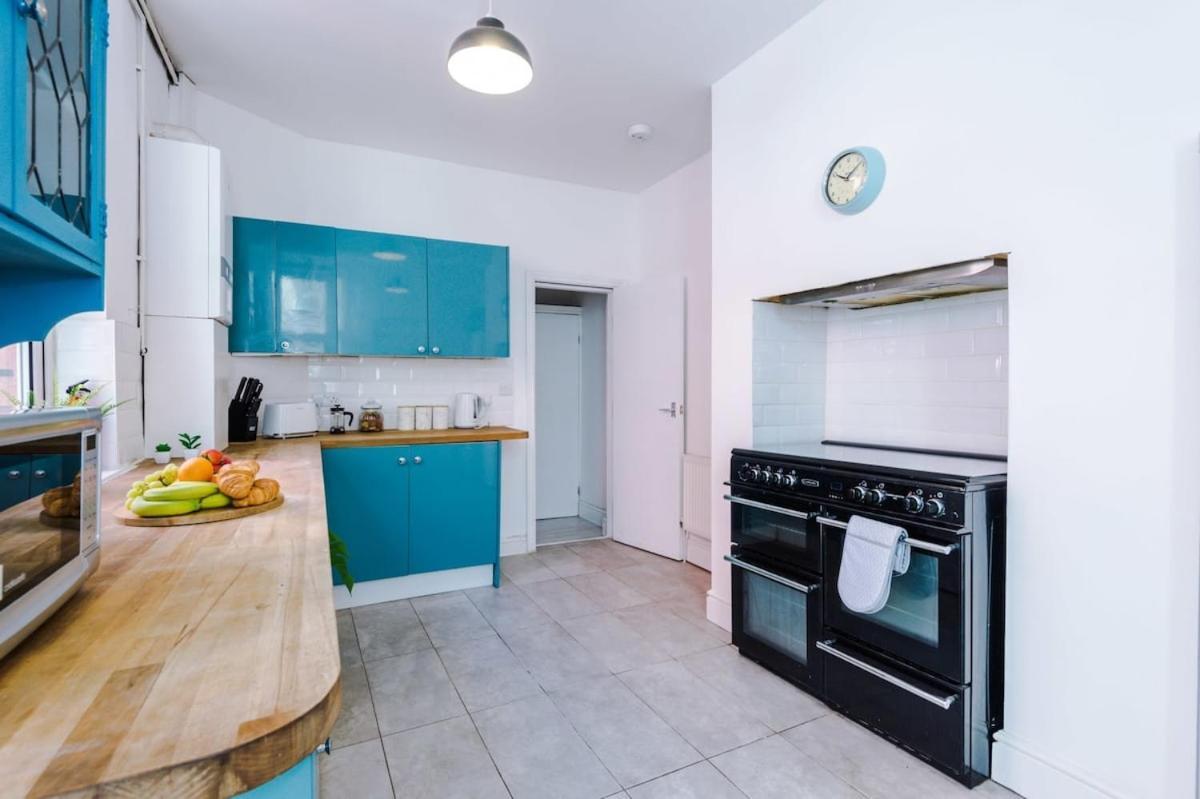 Large 4 Bedroom Home With Free Parking Near Mediacityuk Manchester Kültér fotó