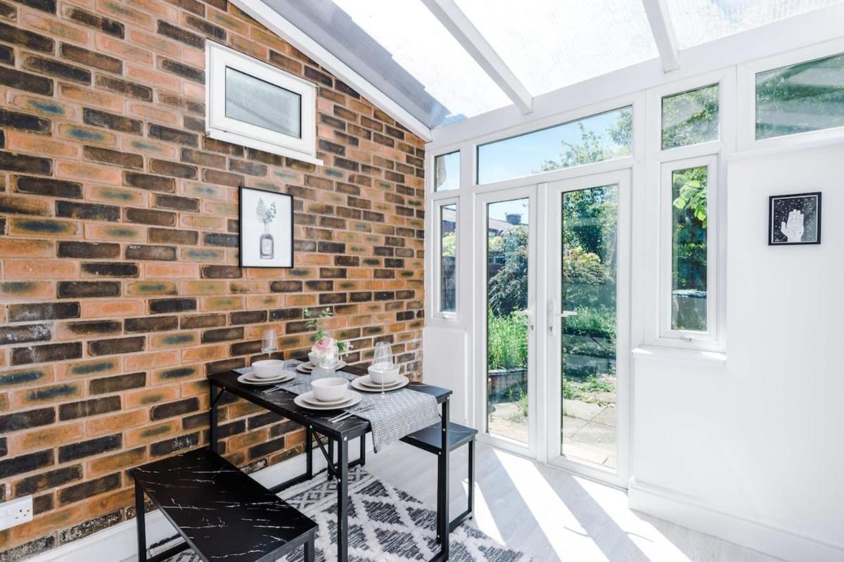 Large 4 Bedroom Home With Free Parking Near Mediacityuk Manchester Kültér fotó